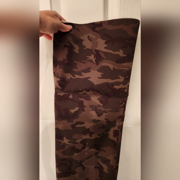 GOOD American Kickstand Over The Knee Neoprene Camo/Sherpa cuff Size 5.5 - Picture 8 of 13